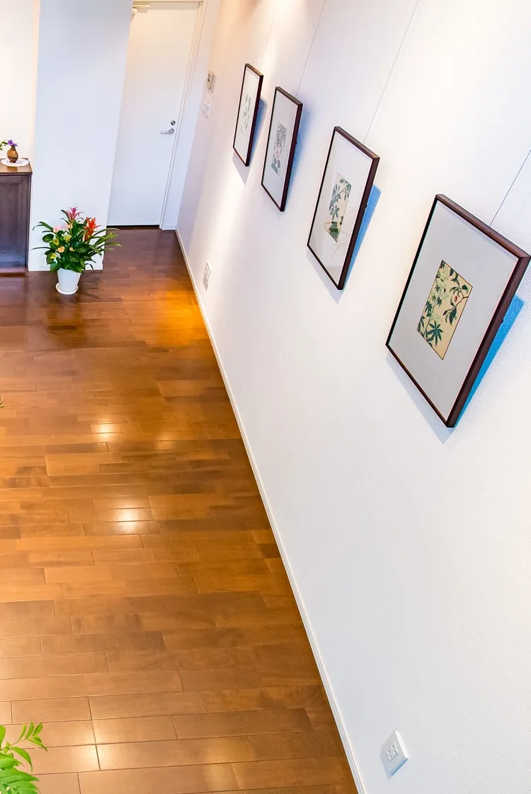 クリニック内には絵画ギャラリーを併設アートを通じて患者様が少しでも穏やかな気分になるように